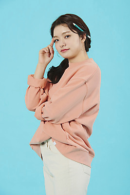 포토 JPG 스튜디오촬영 학생 여자 대학생 생각 미래 대학생라이프 실내 한명 서기 상반신 20대 성인 옆모습 펜 한국인 불안 고민 신입생 파란배경 꽂음 성인여자한명만 국내포토 1 라이프스타일 감정 뷰포인트 백그라운드 컨셉 모션 사람 동양인 청년 내부 파란색 필기구 여자한명만 성인여자만 파일형식