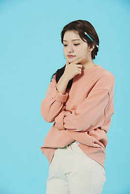 포토 JPG 스튜디오촬영 학생 여자 대학생 생각 미래 대학생라이프 실내 한명 서기 상반신 20대 성인 옆모습 펜 한국인 불안 고민 신입생 파란배경 꽂음 성인여자한명만 국내포토 1 라이프스타일 감정 뷰포인트 백그라운드 컨셉 모션 사람 동양인 청년 내부 파란색 필기구 여자한명만 성인여자만 파일형식
