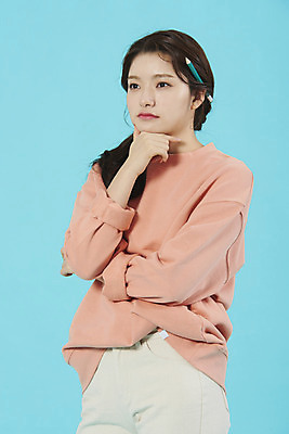 포토 JPG 스튜디오촬영 학생 여자 대학생 생각 미래 대학생라이프 실내 한명 서기 상반신 20대 성인 옆모습 펜 한국인 불안 고민 신입생 파란배경 꽂음 성인여자한명만 국내포토 1 라이프스타일 감정 뷰포인트 백그라운드 컨셉 모션 사람 동양인 청년 내부 파란색 필기구 여자한명만 성인여자만 파일형식