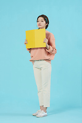포토 JPG 스튜디오촬영 전신 학생 여자 대학생 대학생라이프 실내 한명 서기 미소 20대 성인 옆모습 책 공책 한국인 신입생 파란배경 설레임 성인여자한명만 국내포토 1 라이프스타일 감정 뷰포인트 백그라운드 모션 문구용품 표정 사람 동양인 청년 내부 파란색 여자한명만 성인여자만 파일형식
