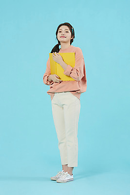 포토 JPG 스튜디오촬영 전신 학생 여자 대학생 대학생라이프 실내 한명 서기 미소 20대 성인 옆모습 책 공책 한국인 신입생 파란배경 설레임 성인여자한명만 국내포토 1 라이프스타일 감정 뷰포인트 백그라운드 모션 문구용품 표정 사람 동양인 청년 내부 파란색 여자한명만 성인여자만 파일형식