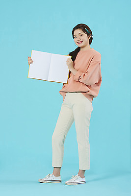 포토 JPG 스튜디오촬영 전신 학생 여자 대학생 대학생라이프 실내 한명 서기 미소 20대 성인 앞모습 책 공책 한국인 신입생 파란배경 설레임 성인여자한명만 국내포토 1 라이프스타일 감정 뷰포인트 백그라운드 모션 문구용품 표정 사람 동양인 청년 내부 파란색 여자한명만 성인여자만 파일형식