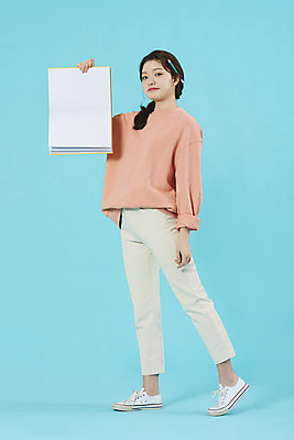 포토 JPG 스튜디오촬영 전신 학생 여자 대학생 대학생라이프 실내 한명 서기 미소 20대 성인 옆모습 책 공책 한국인 신입생 파란배경 설레임 성인여자한명만 국내포토 1 라이프스타일 감정 뷰포인트 백그라운드 모션 문구용품 표정 사람 동양인 청년 내부 파란색 여자한명만 성인여자만 파일형식