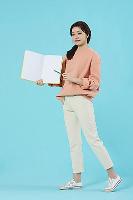 포토 JPG 스튜디오촬영 전신 학생 여자 대학생 대학생라이프 실내 한명 서기 미소 20대 성인 옆모습 책 펜 공책 한국인 신입생 파란배경 설레임 성인여자한명만 국내포토 1 라이프스타일 감정 뷰포인트 백그라운드 모션 문구용품 표정 사람 동양인 청년 내부 파란색 필기구 여자한명만 성인여자만 파일형식
