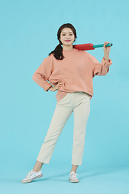 포토 JPG 스튜디오촬영 전신 학생 여자 대학생 대학생라이프 스트레스 실내 한명 서기 미소 20대 성인 앞모습 운동 한국인 야구방망이 신입생 파란배경 스트레스해소 해소 성인여자한명만 국내포토 1 라이프스타일 뷰포인트 백그라운드 컨셉 모션 표정 건강 사람 동양인 청년 내부 파란색 야구용품 여자한명만 성인여자만 파일형식