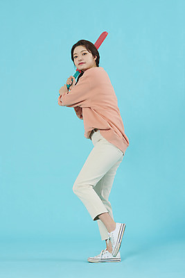 포토 JPG 스튜디오촬영 전신 학생 여자 대학생 대학생라이프 스트레스 실내 한명 서기 미소 20대 성인 앞모습 옆모습 운동 한국인 야구방망이 신입생 파란배경 스트레스해소 해소 성인여자한명만 국내포토 1 라이프스타일 뷰포인트 백그라운드 컨셉 모션 표정 건강 사람 동양인 청년 내부 파란색 야구용품 여자한명만 성인여자만 파일형식