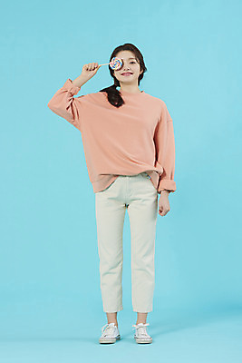 포토 JPG 스튜디오촬영 전신 학생 여자 대학생 대학생라이프 디저트 실내 막대사탕 사탕 한명 서기 미소 20대 성인 앞모습 한국인 신입생 파란배경 설레임 성인여자한명만 국내포토 1 라이프스타일 감정 음식 뷰포인트 백그라운드 모션 표정 사람 동양인 청년 내부 파란색 여자한명만 성인여자만 파일형식