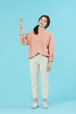 포토 JPG 스튜디오촬영 전신 학생 여자 대학생 대학생라이프 디저트 실내 막대사탕 사탕 한명 서기 미소 20대 성인 앞모습 한국인 신입생 파란배경 설레임 성인여자한명만 국내포토 1 라이프스타일 감정 음식 뷰포인트 백그라운드 모션 표정 사람 동양인 청년 내부 파란색 여자한명만 성인여자만 파일형식