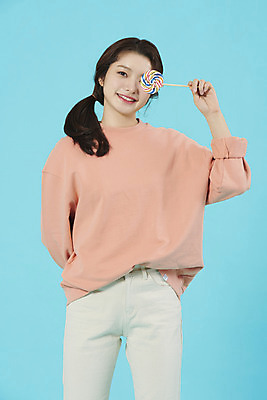 포토 JPG 스튜디오촬영 학생 여자 대학생 대학생라이프 디저트 실내 막대사탕 사탕 한명 서기 미소 상반신 20대 성인 앞모습 옆모습 한국인 신입생 파란배경 설레임 성인여자한명만 국내포토 1 라이프스타일 감정 음식 뷰포인트 백그라운드 모션 표정 사람 동양인 청년 내부 파란색 여자한명만 성인여자만 파일형식