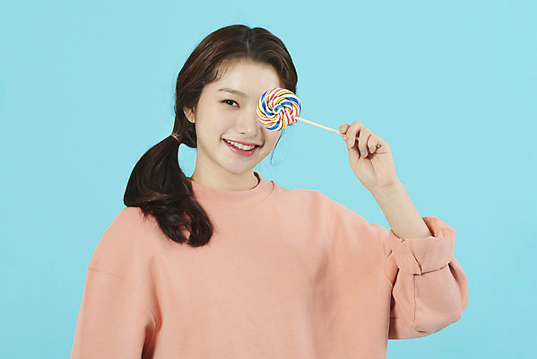 포토 JPG 스튜디오촬영 학생 여자 대학생 대학생라이프 디저트 실내 막대사탕 사탕 한명 서기 미소 상반신 20대 성인 앞모습 한국인 신입생 파란배경 설레임 성인여자한명만 국내포토 1 라이프스타일 감정 음식 뷰포인트 백그라운드 모션 표정 사람 동양인 청년 내부 파란색 여자한명만 성인여자만 파일형식