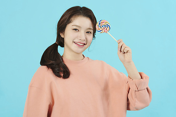 포토 JPG 스튜디오촬영 학생 여자 대학생 대학생라이프 디저트 실내 막대사탕 사탕 한명 서기 미소 상반신 20대 성인 앞모습 한국인 신입생 파란배경 설레임 성인여자한명만 국내포토 1 라이프스타일 감정 음식 뷰포인트 백그라운드 모션 표정 사람 동양인 청년 내부 파란색 여자한명만 성인여자만 파일형식
