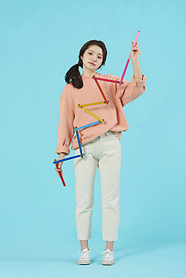 포토 JPG 스튜디오촬영 전신 학생 여자 대학생 대학생라이프 실내 자 한명 서기 미소 20대 성인 앞모습 한국인 신입생 파란배경 설레임 성인여자한명만 국내포토 1 라이프스타일 감정 뷰포인트 백그라운드 모션 문구용품 표정 사람 동양인 청년 내부 파란색 여자한명만 성인여자만 파일형식