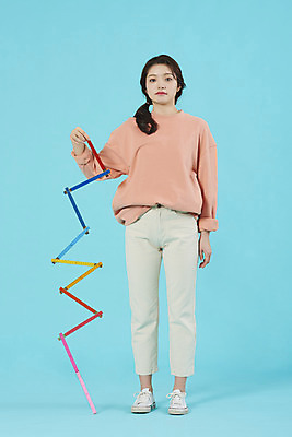 포토 JPG 스튜디오촬영 전신 학생 여자 대학생 대학생라이프 실내 자 한명 서기 미소 20대 성인 앞모습 한국인 신입생 파란배경 설레임 성인여자한명만 국내포토 1 라이프스타일 감정 뷰포인트 백그라운드 모션 문구용품 표정 사람 동양인 청년 내부 파란색 여자한명만 성인여자만 파일형식