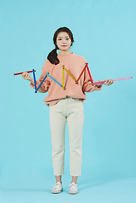 포토 JPG 스튜디오촬영 전신 학생 여자 대학생 대학생라이프 실내 자 한명 서기 미소 20대 성인 앞모습 한국인 신입생 파란배경 설레임 성인여자한명만 국내포토 1 라이프스타일 감정 뷰포인트 백그라운드 모션 문구용품 표정 사람 동양인 청년 내부 파란색 여자한명만 성인여자만 파일형식