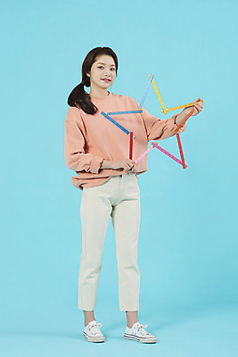 포토 JPG 스튜디오촬영 전신 모양 도형 학생 여자 별 대학생 대학생라이프 실내 자 한명 서기 미소 20대 성인 앞모습 한국인 신입생 파란배경 설레임 성인여자한명만 국내포토 자연요소 1 라이프스타일 감정 뷰포인트 백그라운드 모션 문구용품 표정 사람 동양인 청년 내부 파란색 여자한명만 성인여자만 파일형식