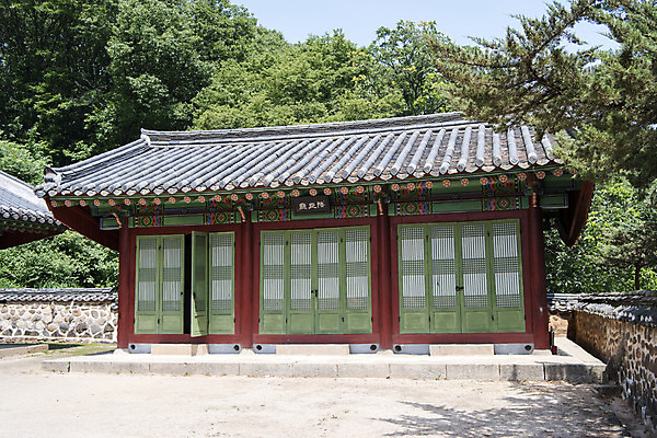 포토 JPG 주간 한국전통 여행 유적지 풍경 사람없음 야외 관광지 세계문화유산 문화재 소나무 역사 한국사 조선시대 연천 숭의전 국내포토 자연요소 나무 전통 고건축 한국 경기도 사당 파일형식