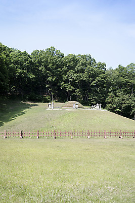 포토 JPG 주간 구름 한국전통 여행 유적지 하늘 풍경 사람없음 야외 관광지 세계문화유산 문화재 역사 신라 한국사 봉분 연천 연천경순왕릉 국내포토 자연요소 전통 고건축 한국 무덤 경기도 왕릉 파일형식