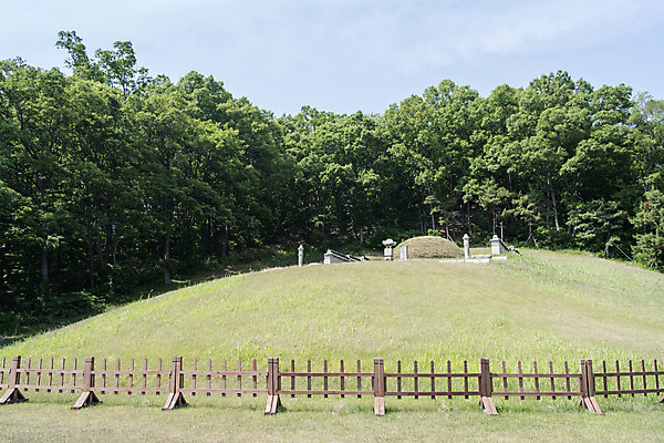 포토 JPG 주간 구름 한국전통 여행 유적지 하늘 풍경 사람없음 야외 관광지 세계문화유산 문화재 역사 신라 한국사 봉분 연천 연천경순왕릉 국내포토 자연요소 전통 고건축 한국 무덤 경기도 왕릉 파일형식