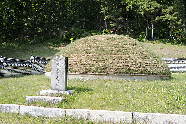 포토 JPG 주간 한국전통 여행 유적지 풍경 사람없음 야외 관광지 세계문화유산 문화재 무덤 역사 신라 한국사 비석 봉분 연천 연천경순왕릉 국내포토 자연요소 전통 고건축 한국 경기도 왕릉 파일형식