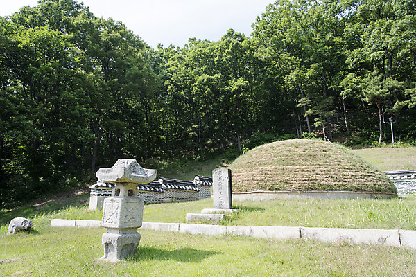 포토 JPG 주간 한국전통 여행 유적지 풍경 사람없음 야외 관광지 세계문화유산 문화재 무덤 역사 신라 한국사 비석 봉분 연천 연천경순왕릉 국내포토 자연요소 전통 고건축 한국 경기도 왕릉 파일형식