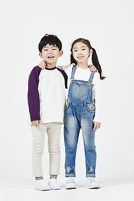 포토 JPG 스튜디오촬영 전신 여자 남자 어린이 어깨동무 실내 서기 미소 누끼 소녀 소년 두명 앞모습 친구 유치원생 한국인 즐거움 흰배경 어린이만 국내포토 감정 뷰포인트 포즈 백그라운드 관계 모션 표정 사람 동양인 내부 흰색 파일형식