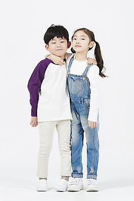포토 JPG 스튜디오촬영 전신 여자 남자 어린이 어깨동무 실내 서기 미소 누끼 소녀 소년 두명 앞모습 친구 유치원생 한국인 즐거움 흰배경 어린이만 국내포토 감정 뷰포인트 포즈 백그라운드 관계 모션 표정 사람 동양인 내부 흰색 파일형식