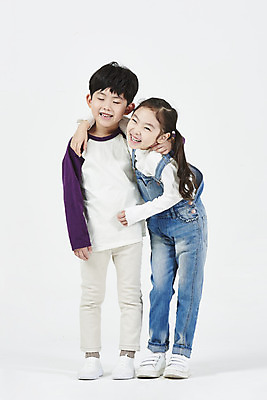 포토 JPG 스튜디오촬영 전신 여자 남자 어린이 장난 어깨동무 실내 서기 미소 누끼 소녀 소년 두명 앞모습 친구 유치원생 한국인 즐거움 흰배경 어린이만 국내포토 감정 뷰포인트 포즈 백그라운드 관계 모션 표정 사람 동양인 내부 흰색 파일형식