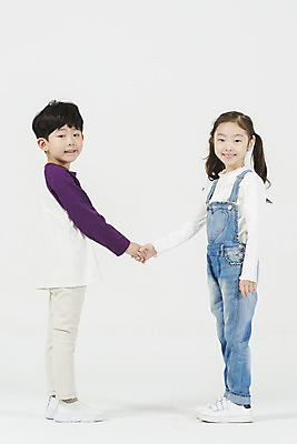 포토 JPG 스튜디오촬영 전신 여자 남자 어린이 악수 실내 서기 미소 누끼 소녀 소년 두명 옆모습 친구 유치원생 한국인 즐거움 흰배경 어린이만 국내포토 감정 뷰포인트 백그라운드 관계 모션 표정 사람 동양인 손짓 내부 흰색 파일형식