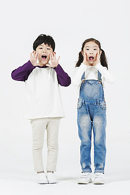 포토 JPG 스튜디오촬영 전신 여자 남자 어린이 실내 서기 미소 누끼 손짓 소녀 소년 두명 앞모습 친구 외침 유치원생 한국인 즐거움 흰배경 어린이만 국내포토 감정 뷰포인트 백그라운드 관계 모션 표정 사람 동양인 내부 소리 흰색 파일형식