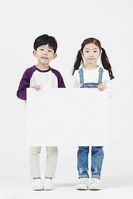포토 JPG 스튜디오촬영 전신 배너 여자 남자 어린이 사각프레임 실내 서기 미소 들기 누끼 소녀 소년 두명 앞모습 친구 유치원생 한국인 즐거움 흰배경 어린이만 국내포토 감정 뷰포인트 백그라운드 관계 모션 프레임 표정 사람 동양인 내부 사각형 흰색 파일형식
