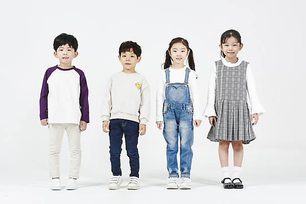포토 JPG 스튜디오촬영 전신 여자 남자 어린이 실내 서기 미소 누끼 소녀 소년 여러명 앞모습 친구 유치원생 한국인 즐거움 흰배경 어린이만 국내포토 감정 뷰포인트 다수 백그라운드 관계 모션 표정 사람 동양인 내부 흰색 파일형식