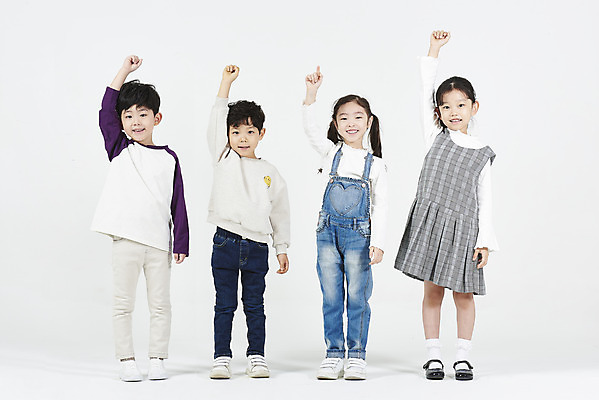 포토 JPG 스튜디오촬영 전신 여자 남자 어린이 실내 서기 미소 누끼 소녀 소년 여러명 앞모습 친구 손들기 유치원생 한국인 즐거움 흰배경 어린이만 국내포토 감정 뷰포인트 다수 백그라운드 관계 모션 표정 사람 동양인 내부 흰색 파일형식