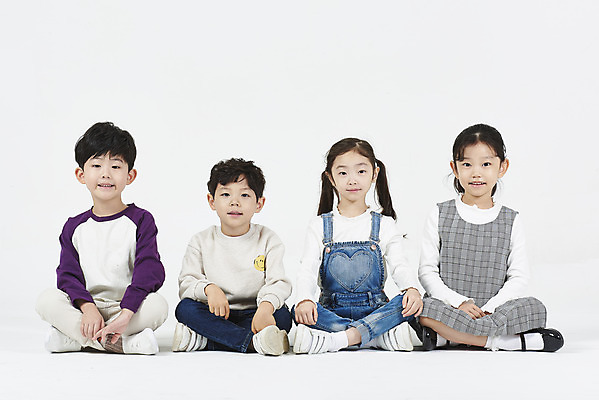 포토 JPG 스튜디오촬영 전신 여자 남자 어린이 실내 미소 누끼 앉기 소녀 소년 여러명 앞모습 친구 유치원생 한국인 즐거움 흰배경 어린이만 국내포토 감정 뷰포인트 다수 백그라운드 관계 모션 표정 사람 동양인 내부 흰색 파일형식