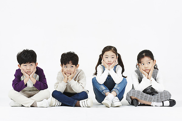 포토 JPG 스튜디오촬영 전신 여자 남자 어린이 실내 누끼 앉기 소녀 소년 여러명 앞모습 친구 턱괴기 유치원생 한국인 고민 흰배경 어린이만 국내포토 감정 뷰포인트 다수 백그라운드 관계 모션 사람 동양인 내부 흰색 파일형식