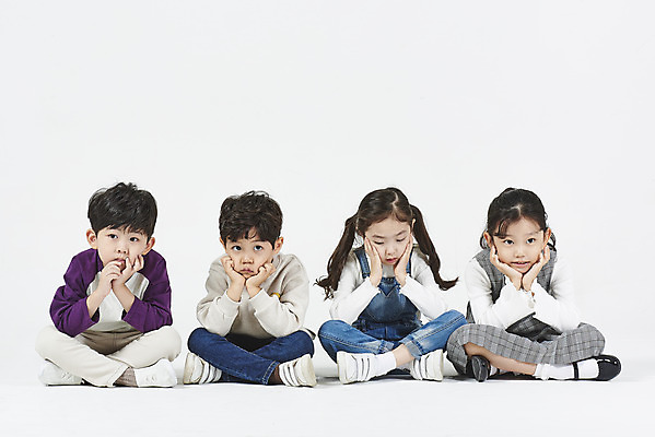 포토 JPG 스튜디오촬영 전신 여자 남자 어린이 실내 누끼 앉기 소녀 소년 여러명 앞모습 친구 턱괴기 유치원생 한국인 고민 흰배경 어린이만 국내포토 감정 뷰포인트 다수 백그라운드 관계 모션 사람 동양인 내부 흰색 파일형식