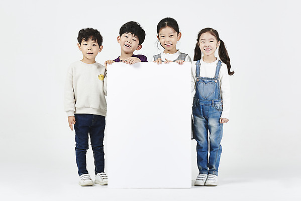 포토 JPG 스튜디오촬영 전신 배너 여자 남자 어린이 사각프레임 실내 서기 미소 누끼 소녀 소년 여러명 앞모습 친구 유치원생 한국인 즐거움 흰배경 어린이만 국내포토 감정 뷰포인트 다수 백그라운드 관계 모션 프레임 표정 사람 동양인 내부 사각형 흰색 파일형식