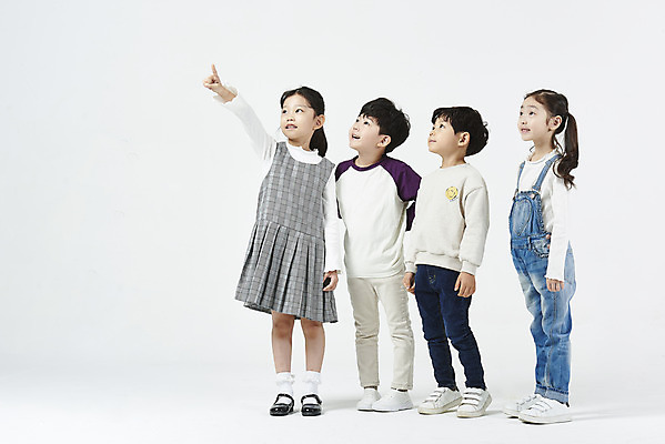 포토 JPG 스튜디오촬영 전신 응시 여자 남자 어린이 실내 서기 미소 누끼 소녀 소년 여러명 옆모습 친구 유치원생 한국인 가리킴 즐거움 흰배경 어린이만 국내포토 시선 감정 뷰포인트 다수 백그라운드 관계 모션 표정 사람 동양인 손짓 내부 흰색 파일형식