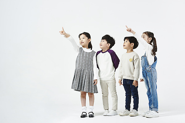 포토 JPG 스튜디오촬영 전신 응시 여자 남자 어린이 실내 서기 미소 누끼 소녀 소년 여러명 옆모습 친구 유치원생 한국인 가리킴 즐거움 흰배경 어린이만 국내포토 시선 감정 뷰포인트 다수 백그라운드 관계 모션 표정 사람 동양인 손짓 내부 흰색 파일형식