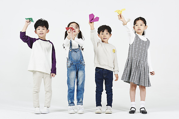 포토 JPG 스튜디오촬영 전신 여자 남자 어린이 실내 서기 미소 들기 누끼 소녀 소년 여러명 앞모습 친구 유치원생 한국인 종이비행기 즐거움 흰배경 어린이만 국내포토 감정 뷰포인트 다수 백그라운드 관계 모션 표정 사람 동양인 내부 흰색 종이접기 파일형식