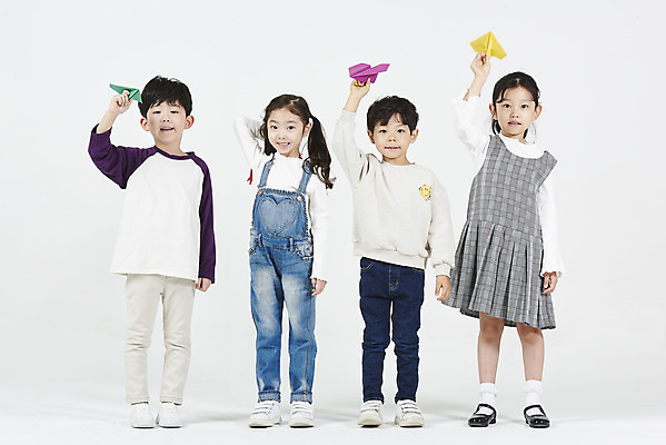 포토 JPG 스튜디오촬영 전신 여자 남자 어린이 실내 서기 미소 들기 누끼 소녀 소년 여러명 앞모습 친구 유치원생 한국인 종이비행기 즐거움 흰배경 어린이만 국내포토 감정 뷰포인트 다수 백그라운드 관계 모션 표정 사람 동양인 내부 흰색 종이접기 파일형식