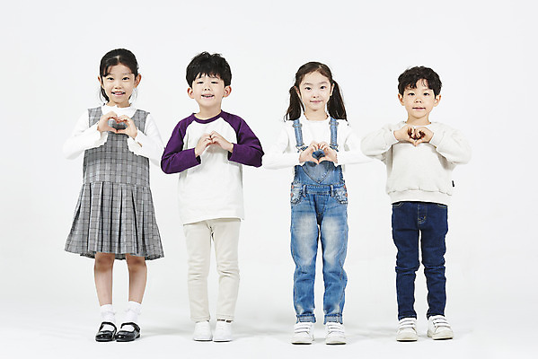 포토 JPG 스튜디오촬영 전신 여자 남자 어린이 실내 사랑 서기 미소 누끼 소녀 소년 여러명 앞모습 친구 유치원생 한국인 즐거움 흰배경 손하트 어린이만 국내포토 감정 뷰포인트 다수 백그라운드 관계 모션 표정 사람 동양인 손짓 내부 흰색 파일형식
