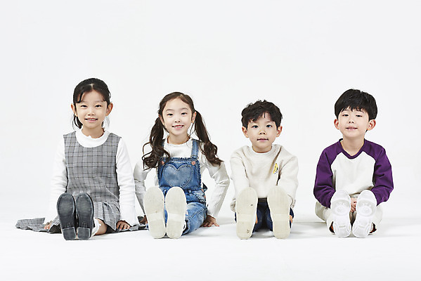 포토 JPG 스튜디오촬영 전신 여자 남자 어린이 실내 미소 누끼 앉기 소녀 소년 여러명 앞모습 친구 유치원생 한국인 즐거움 흰배경 어린이만 국내포토 감정 뷰포인트 다수 백그라운드 관계 모션 표정 사람 동양인 내부 흰색 파일형식