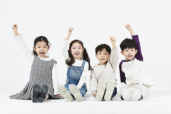 포토 JPG 스튜디오촬영 전신 여자 남자 어린이 실내 미소 누끼 앉기 소녀 소년 여러명 앞모습 친구 손들기 유치원생 한국인 즐거움 흰배경 어린이만 국내포토 감정 뷰포인트 다수 백그라운드 관계 모션 표정 사람 동양인 내부 흰색 파일형식