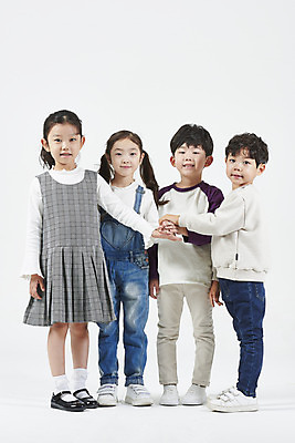 포토 JPG 스튜디오촬영 전신 여자 남자 어린이 실내 서기 미소 누끼 소녀 소년 여러명 앞모습 친구 유치원생 한국인 즐거움 흰배경 하이파이브 손모으기 어린이만 국내포토 감정 뷰포인트 다수 백그라운드 관계 모션 표정 사람 동양인 손짓 내부 흰색 파일형식