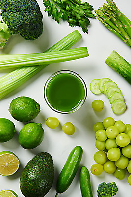 포토 JPG 스튜디오촬영 음료 채소 식재료 오이 실내 사람없음 하이앵글 여러개 주스 신선 브로콜리 흰배경 채식 아스파라거스 라임 비타민 샐러리 아보카도 건강식 녹즙 플랫레이 망고포도 섬유질 국내포토 음식 뷰포인트 다수 백그라운드 과일 내부 흰색 플랫 즙 청포도 영양소 파일형식