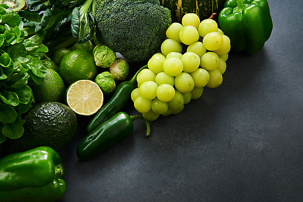 포토 JPG 스튜디오촬영 채소 식재료 호박 검은배경 피망 실내 사람없음 여러개 신선 브로콜리 채식 라임 비타민 건강식 방울양배추 할라피뇨 망고포도 섬유질 그린오크 국내포토 음식 다수 백그라운드 과일 고추 내부 검은색 상추 청포도 양배추 영양소 파일형식