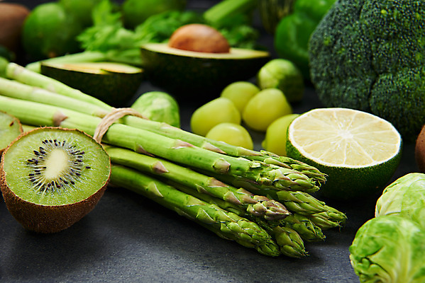 포토 JPG 스튜디오촬영 채소 식재료 검은배경 피망 실내 키위 사람없음 여러개 신선 브로콜리 채식 아스파라거스 라임 비타민 샐러리 아보카도 건강식 방울양배추 망고포도 섬유질 국내포토 음식 다수 백그라운드 과일 내부 검은색 청포도 양배추 영양소 파일형식