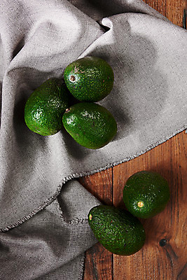 포토 JPG 스튜디오촬영 채소 식재료 실내 사람없음 하이앵글 여러개 신선 천 채식 비타민 아보카도 건강식 플랫레이 갈색배경 섬유질 나무배경 국내포토 음식 뷰포인트 다수 백그라운드 과일 내부 갈색 직물 플랫 영양소 파일형식