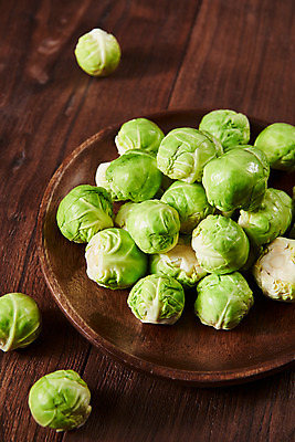 포토 JPG 스튜디오촬영 접시 채소 식재료 실내 사람없음 하이앵글 여러개 신선 채식 비타민 건강식 방울양배추 플랫레이 갈색배경 섬유질 나무배경 국내포토 식기 음식 뷰포인트 다수 백그라운드 내부 갈색 플랫 양배추 영양소 파일형식