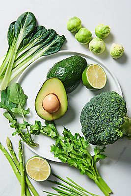 포토 JPG 스튜디오촬영 접시 채소 식재료 실내 사람없음 하이앵글 여러개 신선 브로콜리 흰배경 채식 아스파라거스 라임 비타민 샐러리 아보카도 건강식 루꼴라 방울양배추 플랫레이 섬유질 새싹보리 국내포토 식기 음식 뷰포인트 다수 백그라운드 과일 내부 흰색 플랫 양배추 영양소 파일형식